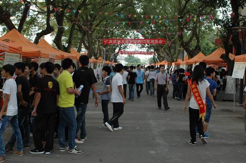 我校与钦北区人社局成功合办“双选会”