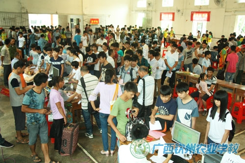 优质服务 关爱新生——我校2014级新生入学接待纪略