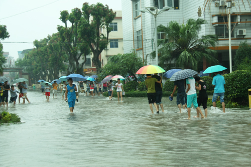我校师生沉着应对罕见暴雨