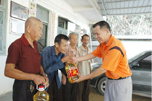 我校开展系列活动迎接2010年敬老节