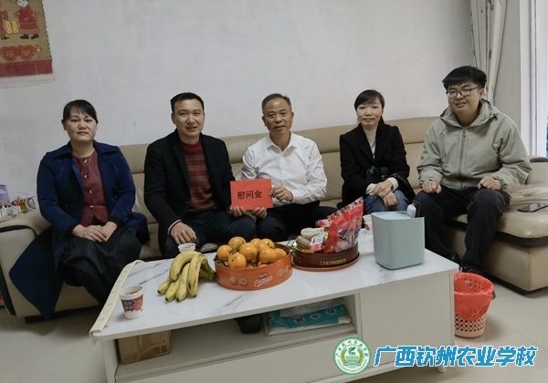 我校党委书记伍国樑带队慰问乡村振兴驻村第一书记和驻村工作队员