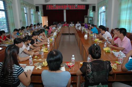 我校召开班主任工作座谈会