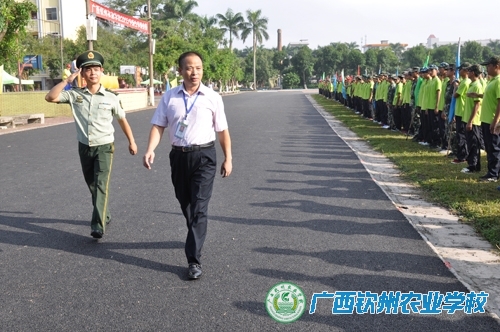 我校举行2015级新生军训检阅暨表彰大会