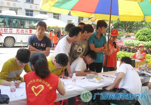 我校团委组织开展师生无偿献血活动