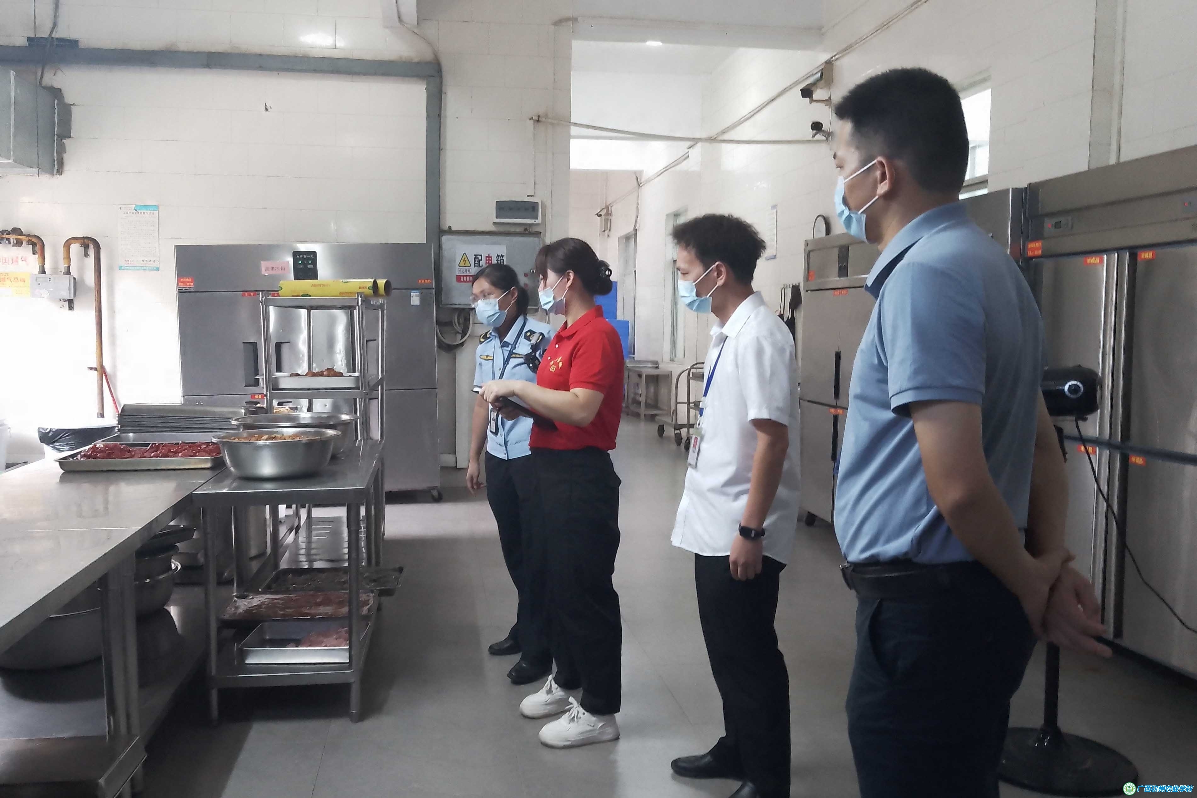 护航开学季确保“放心餐”——水东市场监督管理所来我校检查指导安全管理工作