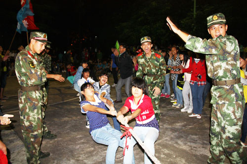 律动青春，号集金秋——新生军训系列报道之拔河比赛