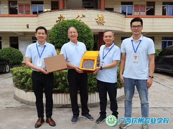 我校为退休教师举行荣退仪式