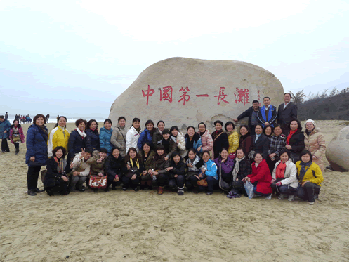 妇委会组织在职女职工外出开展庆祝“三八”节娱乐活动