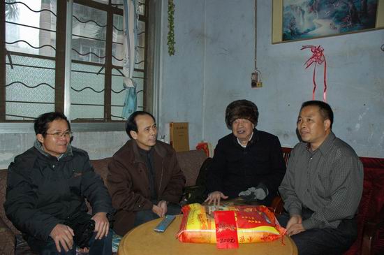 吃水不忘挖井人——学校开展春节慰问离退休老教师活动