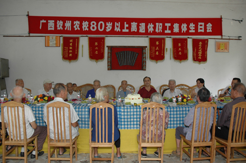 我校开展重阳节敬老活动