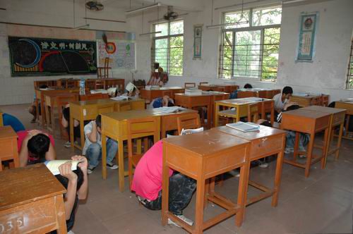 我校开展防震紧急疏散演练活动