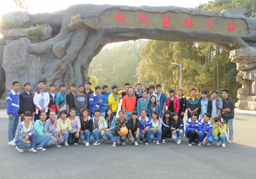 团委组织团委干部和学生社团成员开展集体活动