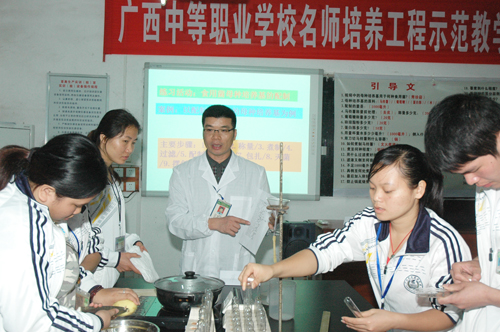 我校开展广西教育厅名师工程示范教学与研讨活动