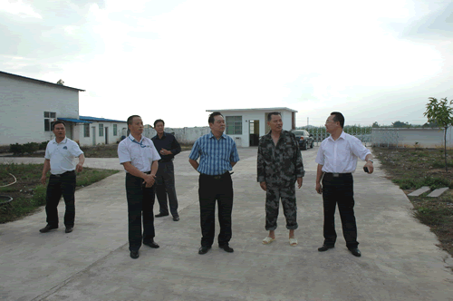 钦州市水产畜牧兽医局局长林志勇到我校高明养猪场调研