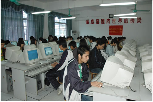 2007年4月份全国计算机等级考试在我校顺利进行