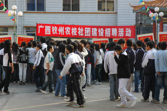 我校突出特点抓管理、注重成效强技能