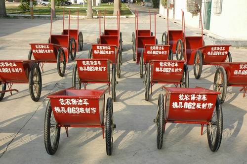 我校学生自制保洁车