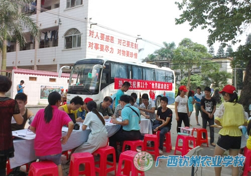 “我奉献 我参与”——团委组织开展校园无偿献血活动