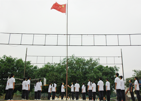 我校升旗礼仪队新队员上岗