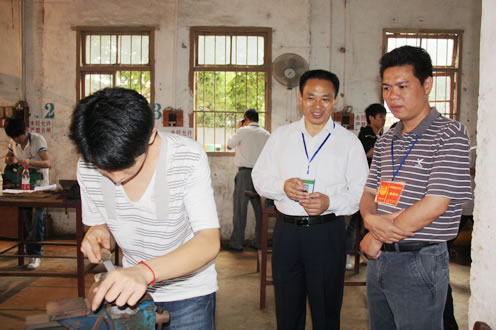 我校开展维修电工等职业技能鉴定