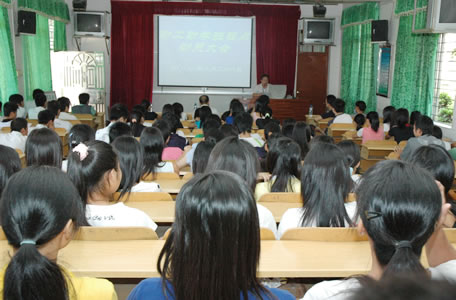 本学期2006级助学班滚动式勤工助学活动如期进行