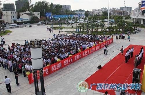 妇委会组织学生参加钦州市感恩教育主题活动