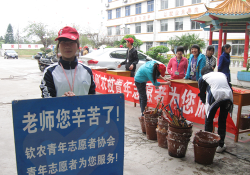 我校青年志愿者协会开展校园学雷锋活动
