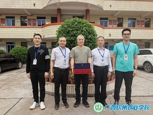 关怀暖人心 温情系桑榆——我校领导慰问退休教师