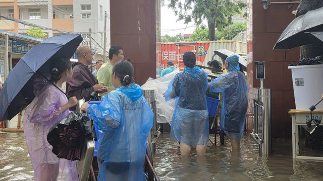 学校党员突击队筑牢防汛“红色堡垒”  全力迎战台风“美莎克”
