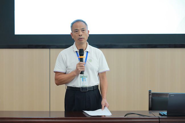 闻汛而动 筑牢校园防汛防台风安全屏障  —— 我校召开防范第 19 号台风 “紫檀”全体教职工大会