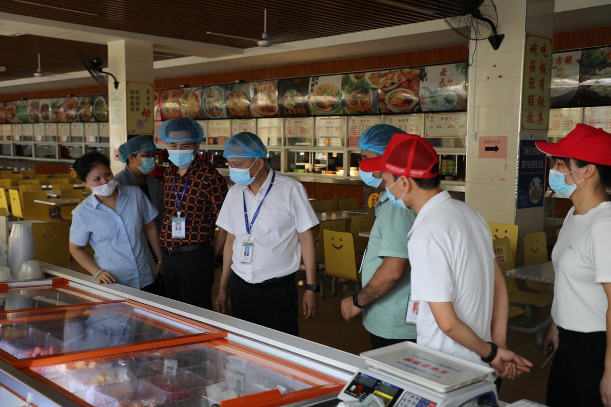 严把开学“第一餐”安全关 ——校领导带队开展校园食堂及超市食品安全专项检查